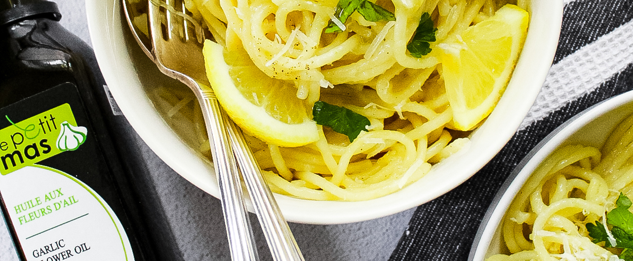 Spaghetti à l'huile aux fleurs d'ail, citron et parmesan - Recette - Le Petit Mas