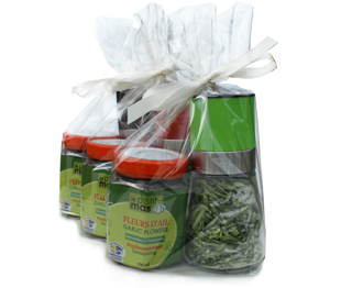 Gift set that includes a reusable glass dried garlic grinder and a jar of fermented garlic scapes - Le Petit Mas - Quebec-grown (Canada) dried garlic scapes Quebec-grown (Canada) - Stock-up and buy organic Quebec-grown (Canadian) garlic, organic fermented garlic scapes, dried quebec-grown (canadian) garlic, dried quebec-grown (canadian) garlic scapes