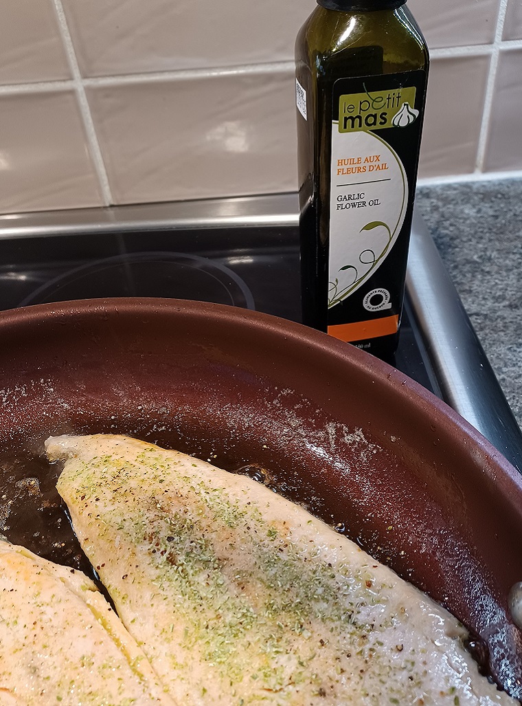 Recipe | Trout fillets with garlic flower oil - Recipes with fermented garlic scapes, garlic scapes and organic garlic – Le Petit Mas organic garlic and garlic scape farm in Quebec (Canada) 