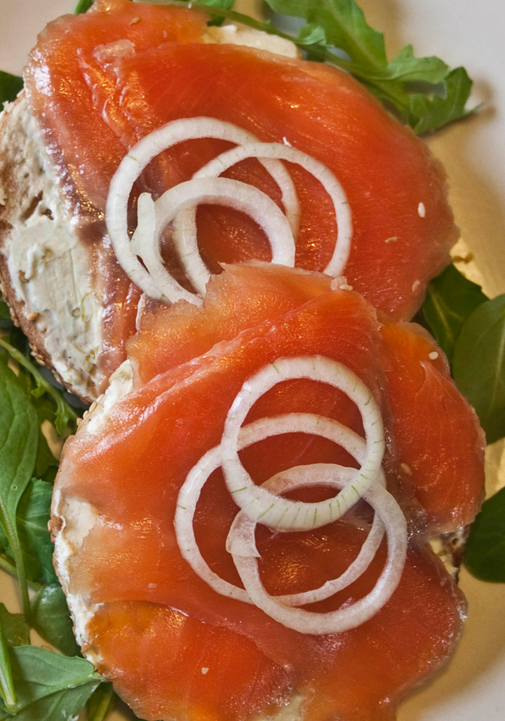 Recipe - Bagel with smoked fish and garlic scape cream cheese - Le Petit Mas