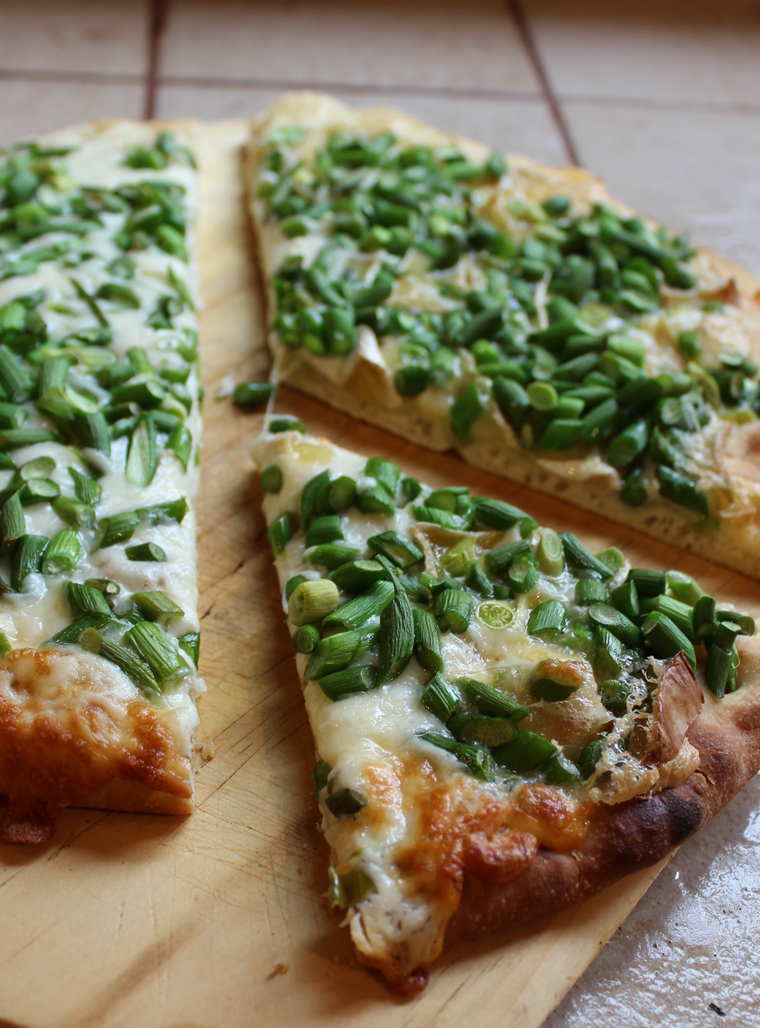 Recipe - Garlic scape pizza - - Recipes with fermented garlic scapes – Le Petit Mas organic garlic and garlic scape farm in Quebec (Canada) 