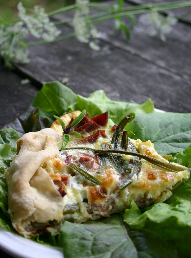 Recipe - Quiche with fresh garlic scapes Quebec-grown garlic remedy - Recipes with fermented garlic scapes, garlic scapes and organic garlic – Le Petit Mas organic garlic and garlic scape farm in Quebec (Canada) 