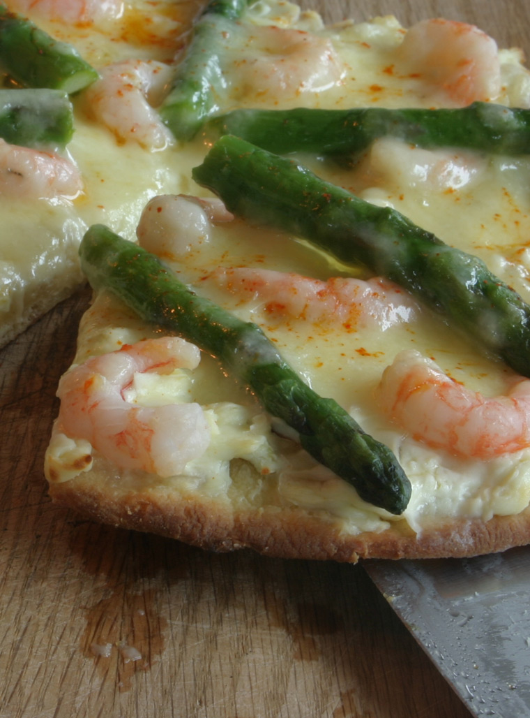 Recipe - Spring pizza with shrimp asparagus cheese and garlic scapes - Recipes with fermented garlic scapes, garlic scapes and organic garlic – Le Petit Mas organic garlic and garlic scape farm in Quebec (Canada) 