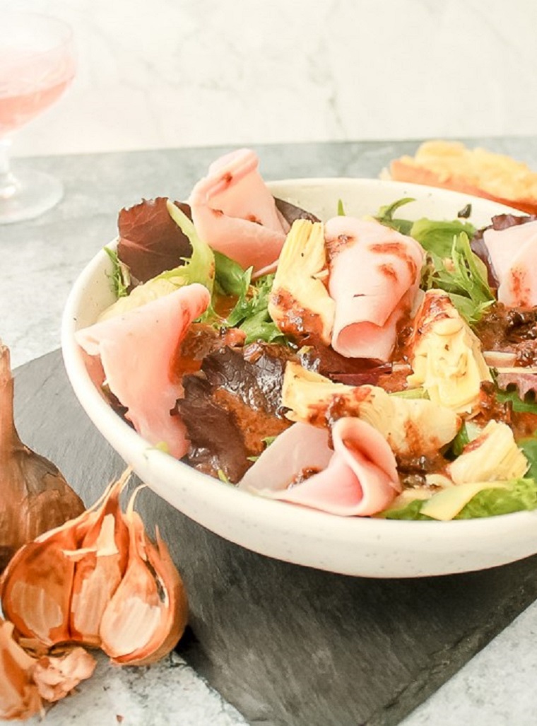 Recipe - Artichoke hearts and ham salad with black garlic vinaigrette - Recipes with black garlic  – Le Petit Mas organic garlic and garlic scape farm in Quebec (Canada)