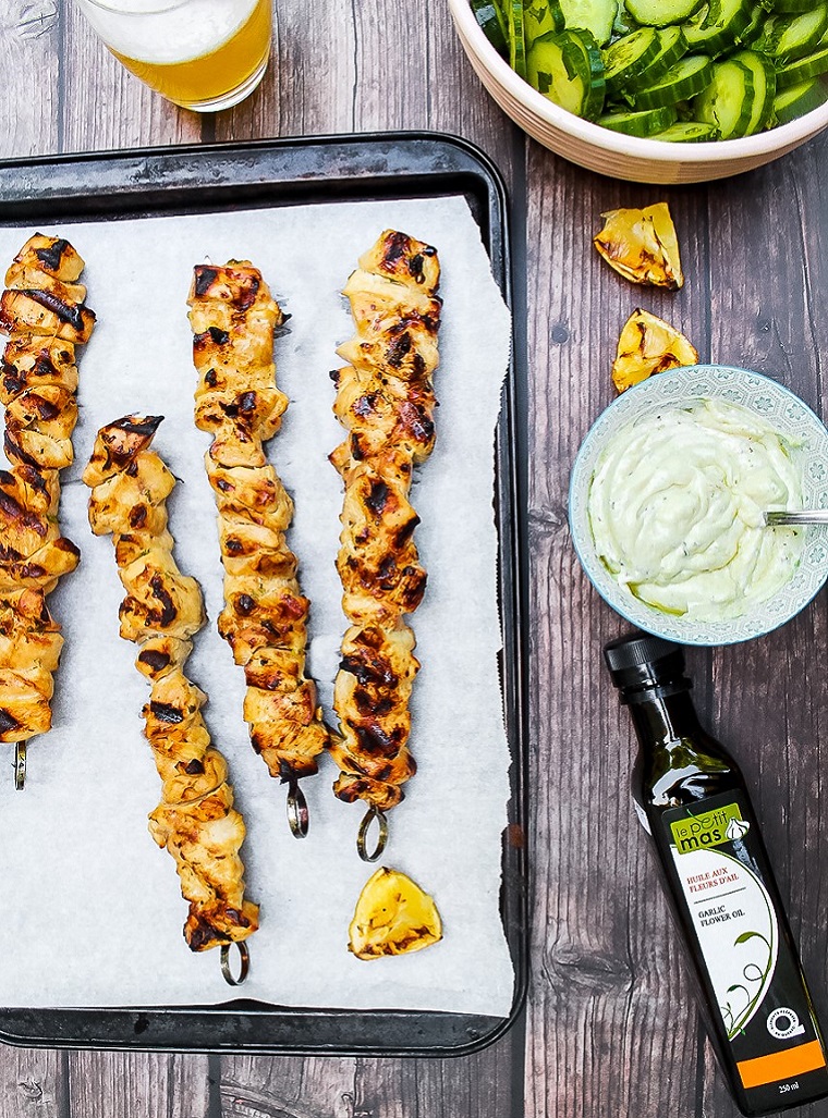 Recipe | Honey-garlic chicken skewers with garlic flower oil and tarragon sauce - Recipes with garlic scapes oil – Le Petit Mas organic garlic and garlic scape farm in Quebec (Canada) 