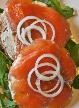 Recipe - Bagel with smoked fish and garlic scapes cream cheese - Le Petit Mas
