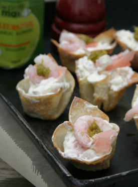 Recipe - Canapés with garlic scape whipped cream and shrimp - Recipes with fermented garlic scapes – Le Petit Mas organic garlic and garlic scape farm in Quebec (Canada) 