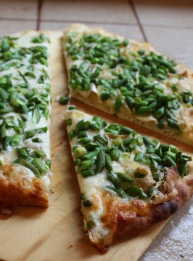 Recipe | Garlic scape pizza - Recipes with fermented garlic scapes, garlic scapes and organic garlic – Le Petit Mas organic garlic and garlic scape farm in Quebec (Canada) 