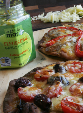Recipe - Pizza with quebec garlic confit sausages and peppers - - Recipes with fermented garlic scapes – Le Petit Mas organic garlic and garlic scape farm in Quebec (Canada) 