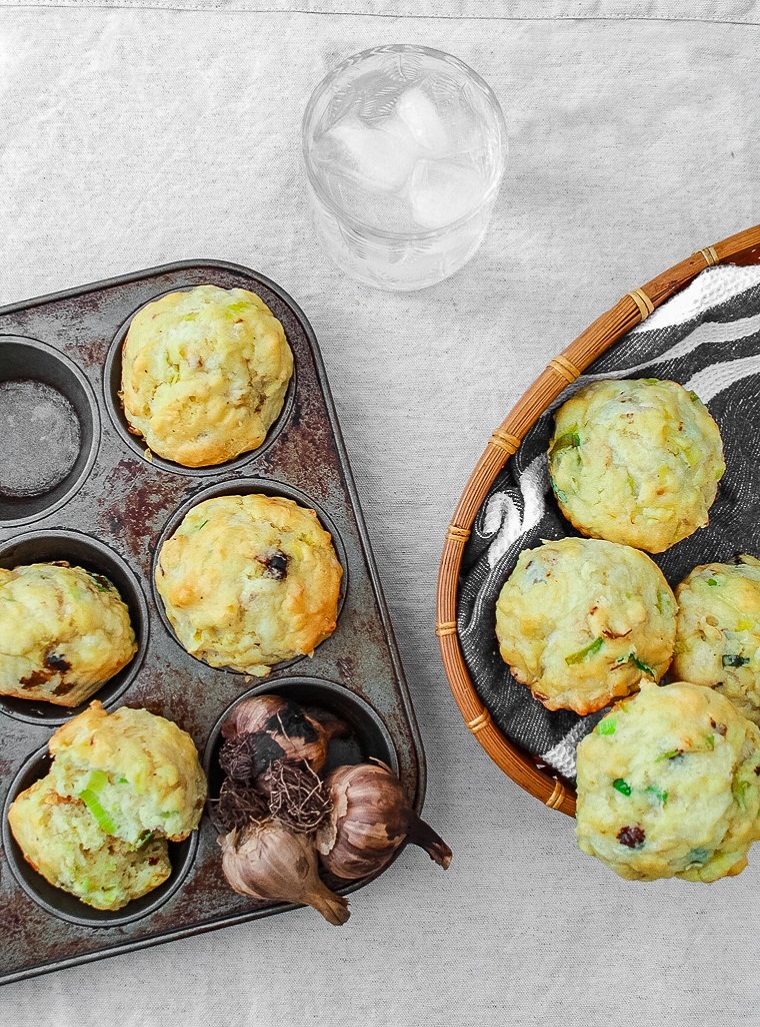 Recette muffin salés à l'ail noir, au poireau et au fromage  Le Petit Mas  - Recette fleurs d'ail du Québec et ail du Québec Le Petit Mas