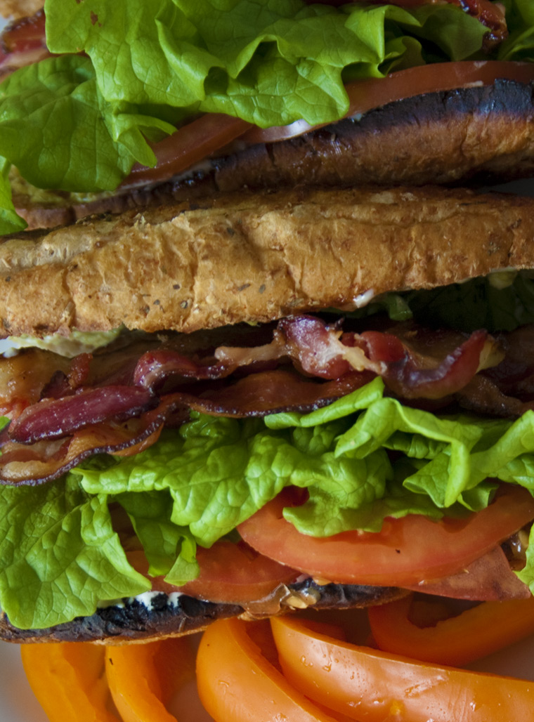 Sandwich bacon-laitue-tomate mayonnaise aux fleurs d'ail - Recette - Le Petit Mas