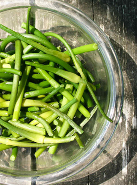 Recipe - fresh garlic scapes topping - Recipes with fermented garlic scapes – Le Petit Mas organic garlic and garlic scape farm in Quebec (Canada) 